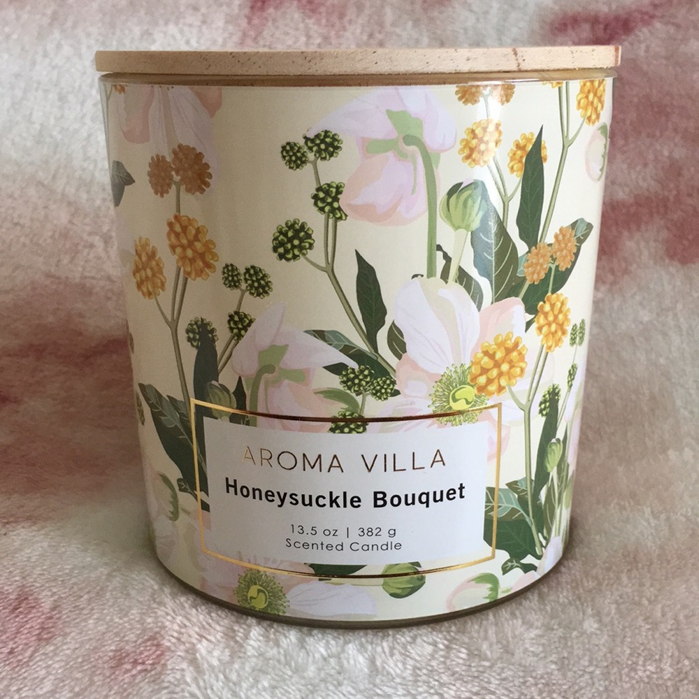 Aroma Villa Scented Honeysuckle Bouquet Home two Wick Candle NWT 13.50oz woodtop